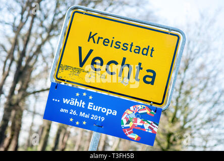 Vechta, Deutschland. 09 Apr, 2019. Ein Schild mit der Aufschrift '. wählt Europa am 26. Mai 2019 "hängt unter einem Ortsschild von der Kreisstadt Vechta. Ungefähr zwei Monate vor den Europawahlen, die Stadt und der Landkreis Vechta Aufruf zur Teilnahme an der Wahl mit Werbe-Zeichen sind. Credit: Hauke-Christian Dittrich/dpa/Alamy leben Nachrichten Stockfoto