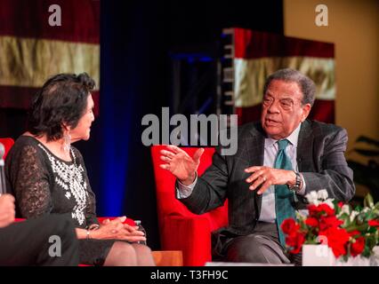 Texas, USA. 08 Apr, 2019. Langjährige Bürgerrechtsbewegung Dolores Huerta, Links, und Andrew Young, rechts, soziale Gerechtigkeit Bemühungen während des Gipfels auf Rennen in Amerika an die LBJ Presidential Library April 8, 2019 in Austin, Texas, diskutieren. Huerta, eine Presidential Medal of Freedom Empfänger, Mitbegründer der United Farm Workers of America mit Cesar Chavez in den 1960er Jahren und hat sich seit Jahrzehnten plädiert für Arbeiter, Frauen und Kinder. Junge, ein Schlüssel Leutnant an Martin Luther King, Jr. in der Bürgerrechtsbewegung der 1960er Jahre, diente als Bürgermeister von Atlanta, US-Kongressabgeordneten aus Georgien und USA Stockfoto