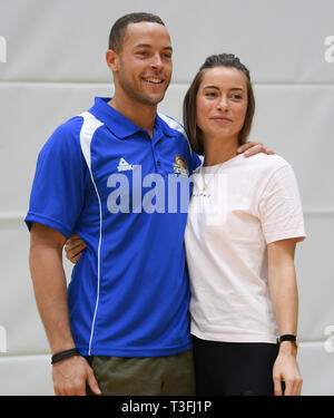 Frankfurt am Main, Deutschland. 09 Apr, 2019. 09 April 2019, Hessen, Frankfurt/Main: Andrej Mangold, "TV-Bachelor', und seine Freundin Jennifer Lange stehen zusammen nach dem Training der Basketballmannschaft Fraport Skyliners. Mangold setzt seine Karriere in Frankfurt. Foto: Arne Dedert/dpa Quelle: dpa Picture alliance/Alamy leben Nachrichten Stockfoto