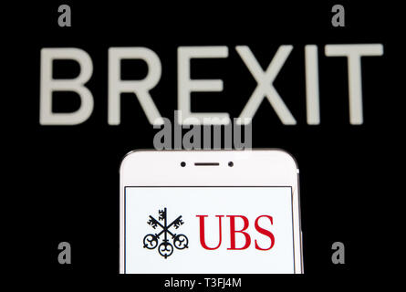 Hong Kong. 5 Apr, 2019. In diesem Foto Illustration einer schweizerischen multinationalen Investitionen Bank- und Finanzdienstleistungen Unternehmens UBS Group Logo ist auf ein Android mobile Gerät mit einem Brexit Nachricht im Hintergrund zu sehen. Credit: Budrul Chukrut/SOPA Images/ZUMA Draht/Alamy leben Nachrichten Stockfoto