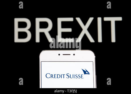 Hong Kong. 5 Apr, 2019. In diesem Foto Illustration einer schweizerischen multinationalen Investitionen Bank- und Finanzdienstleister Credit Suisse Group Logo ist auf ein Android mobile Gerät mit einem Brexit Nachricht im Hintergrund zu sehen. Credit: Budrul Chukrut/SOPA Images/ZUMA Draht/Alamy leben Nachrichten Stockfoto