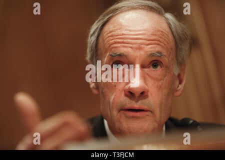 Washington DC, USA. 09 Apr, 2019. United States Senator Tom Carper (Demokrat von Delaware) Fragen Zeugen während der US-Senat Ausschusses für Innere Sicherheit und Government Affairs Anhörung am 9. April 2019 Credit: Stefani Reynolds/CNP/ZUMA Draht/Alamy Live News Credit: ZUMA Press, Inc./Alamy leben Nachrichten Stockfoto