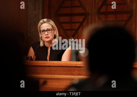 Washington DC, USA. 09 Apr, 2019. United States Senator Kirsten Sinema (Demokrat von Arizona) Fragen Zeugen während der US-Senat Ausschusses für Innere Sicherheit und Government Affairs Anhörung am 9. April 2019. Credit: Stefani Reynolds/CNP | Verwendung der weltweiten Kredit: dpa/Alamy Leben Nachrichten Quelle: dpa Picture alliance/Alamy leben Nachrichten Stockfoto