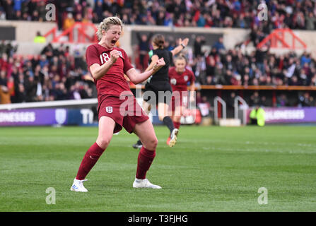 Grafschaft Boden, Swindon, UK. 9 Apr, 2019. Frauen im internationalen Fußball freundlich zwischen England und Spanien; Ellen White von England feiert Beth Mead's Ziel in der 36. Minute 1-0 Credit: Aktion plus Sport/Alamy leben Nachrichten Stockfoto