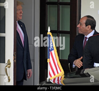 Washington DC, USA. 09 Apr, 2019. Präsidenten der Vereinigten Staaten Donald J. Trumpf Spaziergänge Präsident Abdel-Fattah el-Sisi der Arabischen Republik Ägypten zu seinem limo nach ihrem Treffen im Weißen Haus in Washington, DC am 9. April 2019. Credit: Ron Sachs/CNP | Verwendung der weltweiten Kredit: dpa/Alamy leben Nachrichten Stockfoto