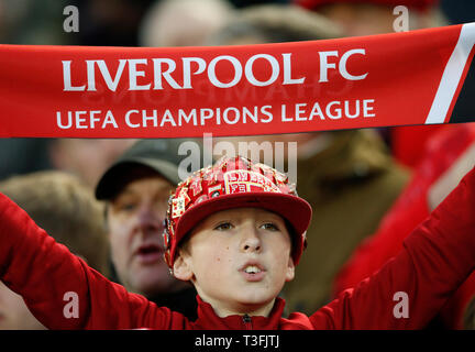 Liverpool, Großbritannien. 09 Apr, 2019. Eine junge Liverpool fan hält seinen Schal bis vor dem UEFA Champions League Viertelfinale Hinspiel Match zwischen Liverpool und Porto bei Anfield am 9. April 2019 in Liverpool Credit: PHC Images/Alamy leben Nachrichten Stockfoto