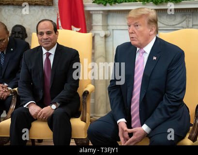 Washington DC, USA. 09 Apr, 2019. Präsidenten der Vereinigten Staaten Donald J. Trumpf trifft Präsident Abdel-Fattah el-Sisi der Arabischen Republik Ägypten im Oval Office des Weißen Hauses in Washington, DC am 9. April 2019. Credit: Ron Sachs/Pool über CNP/MediaPunch Credit: MediaPunch Inc/Alamy leben Nachrichten Stockfoto