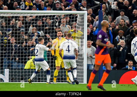 London, Großbritannien. 09 Uhr April 2019. Hugo Lloris feiert Speichern einer VAR Strafe während der UEFA Champions League Viertelfinale Hinspiele Übereinstimmung zwischen den Tottenham Hotspur und Manchester City an der Tottenham Hotspur Stadion, London am Dienstag, den 9. April 2019. Credit: MI Nachrichten & Sport/Alamy leben Nachrichten Stockfoto