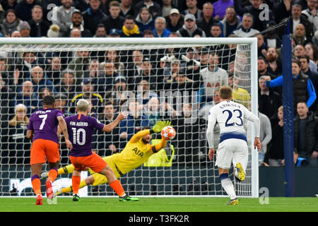 London, Großbritannien. 09 Uhr April 2019. Hugo Lloris speichert eine Strafe von Manchester City, Sergio Agüero während der UEFA Champions League Viertelfinale Hinspiele Übereinstimmung zwischen den Tottenham Hotspur und Manchester City an der Tottenham Hotspur Stadion, London am Dienstag, den 9. April 2019. Credit: MI Nachrichten & Sport/Alamy leben Nachrichten Stockfoto