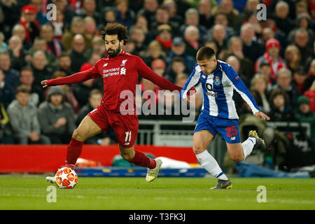 Liverpool, Großbritannien. 09 Apr, 2019. Mohamed Salah von Liverpool und Otavio des FC Porto in Aktion während der UEFA Champions League Viertelfinale Hinspiel Match zwischen Liverpool und Porto bei Anfield am 9. April 2019 in Liverpool Credit: PHC Images/Alamy leben Nachrichten Stockfoto