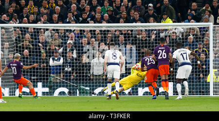 London, Großbritannien. 09 Apr, 2019. Tottenham Hotspur's Hugo Lloris Speichern von Manchester City Sergio Agüero während UEFA Championship League Viertelfinale zwischen den Tottenham Hotspur und Manchester City an der Tottenham Hotspur Stadion, London, UK am 09 Apr 2019 Credit Aktion Foto Sport FA Premier League und der Football League Bilder unterliegen dem DataCo Lizenz. Redaktionelle Verwendung nur. Kein Print Sales. Keine persönlichen Gebrauch. Keine unbezahlten Einsatz Credit: Aktion Foto Sport/Alamy leben Nachrichten Stockfoto