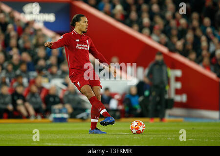 Liverpool, Großbritannien. 09 Apr, 2019. Virgil van Dijk von Liverpool in Aktion während der UEFA Champions League Viertelfinale Hinspiel Match zwischen Liverpool und Porto bei Anfield am 9. April 2019 in Liverpool Credit: PHC Images/Alamy leben Nachrichten Stockfoto