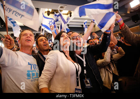 Tel Aviv, Israel. 9 Apr, 2019. Unterstützer Israels Blau und Weiß Party feiern, nachdem gerade ein TV-Umfrage an der Allianz Hauptsitz in Tel Aviv, Israel, am 9. April 2019. Der israelische Premierminister Benjamin Netanjahu und Benny Gantz, ein ex-General und Führer einer Partei der Mitte, Sieg in der Nacht auf Dienstag in der eng umkämpften Wahl Rennen. Credit: Gil Cohen Magen/Xinhua/Alamy leben Nachrichten Stockfoto