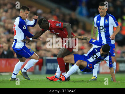 Anfield, Liverpool, Großbritannien. 9 Apr, 2019. UEFA Champions League, Viertelfinale 1 Bein, Liverpool gegen FC Porto; Sadio Mähne von Liverpool konkurriert für die Kugel mit otavio von Porto und Jesus Manuel Corona von Porto Gutschrift: Aktion plus Sport/Alamy leben Nachrichten Stockfoto