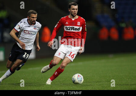 Bolton, Großbritannien. 09 Apr, 2019. Jonathan Howson von Middlesbrough und Gary O'Neil von Bolton Wanderers während der Sky Bet Championship Match zwischen Bolton Wanderers und Middlesbrough an der Universität Bolton Stadium, Bolton am Dienstag, den 9. April 2019. (Foto: Mark Fletcher | MI Nachrichten) Credit: MI Nachrichten & Sport/Alamy leben Nachrichten Stockfoto