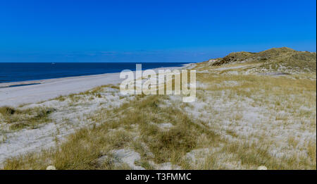 08. April 2019, Schleswig-Holstein, List/Sylt: Die Sonne scheint auf den Strand und die Dünen an der Westküste von Sylt. Foto: Axel Heimken/dpa Stockfoto