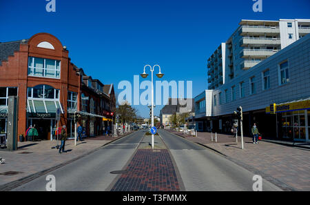 08. April 2019, Schleswig-Holstein, Westerland/Sylt: Die Sonne scheint auf das Stadtzentrum von Westerland auf Sylt. Foto: Axel Heimken/dpa Stockfoto