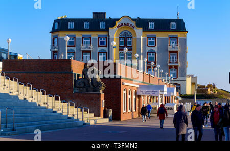 08. April 2019, Schleswig-Holstein, Westerland/Sylt: Besucher an der Westküste von Sylt Spaziergang entlang der Strandpromenade von Westerland. Foto: Axel Heimken/dpa Stockfoto