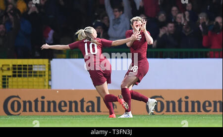 Grafschaft Boden, Swindon, UK. 9 Apr, 2019. Frauen im internationalen Fußball freundlich zwischen England und Spanien; Ellen White von England feiert zählende England's zweites Ziel mit Toni Duggan in der 46. Minute 2-0 Credit: Aktion plus Sport/Alamy leben Nachrichten Stockfoto