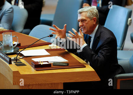 Vereinten Nationen, New York, USA. 9 Apr, 2019. Dem Hohen Kommissar der Vereinten Nationen für Flüchtlinge Filippo Grandi Schriftsatz des Sicherheitsrates im UN-Hauptquartier in New York, am 9. April 2019. Filippo Grandi am Dienstag warnte vor giftigen politische Sprache gegen Flüchtlinge sowie Migranten und Ausländer. Credit: Li Muzi/Xinhua/Alamy leben Nachrichten Stockfoto