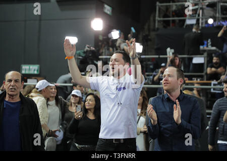 Tel Aviv, Israel. 9 Apr, 2019. Unterstützer der Likud Partei feiern in Tel Aviv, Israel, am 9. April 2019. Umfragen der israelischen Wahlen am Dienstag zeigen ein Rennen zu nahe zu nennen, wo die Führer der beiden rivalisierenden Parteien Sieg erklärt haben. Quelle: Guo yu/Xinhua/Alamy leben Nachrichten Stockfoto