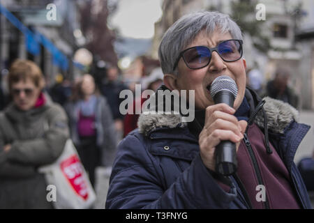 Madrid, Madrid, Spanien. 9 Apr, 2019. Eine ältere Frau gesehen schreiend auf ein Mikrofon während der Demonstration. Die Nachbarn des Bezirks Letras und Lavapies gegen die touristische Wohnungen von ihren Nachbarschaften protestiert und ihre unkontrollierte Verbreitung in einigen Stadtteilen und Gemeinden der Region zu stoppen. Credit: Alberto Sibaja/SOPA Images/ZUMA Draht/Alamy leben Nachrichten Stockfoto