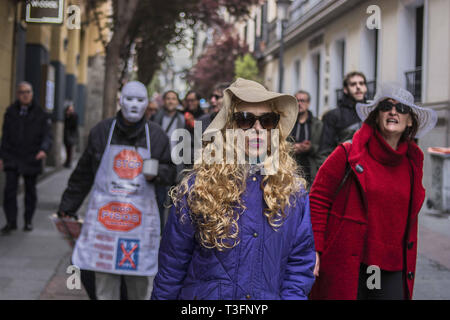 Madrid, Madrid, Spanien. 9 Apr, 2019. Eine Frau mit einer Perücke gesehen zu schreien, das touristische Zentrum, während der Demonstration. Die Nachbarn des Bezirks Letras und Lavapies gegen die touristische Wohnungen von ihren Nachbarschaften protestiert und ihre unkontrollierte Verbreitung in einigen Stadtteilen und Gemeinden der Region zu stoppen. Credit: Alberto Sibaja/SOPA Images/ZUMA Draht/Alamy leben Nachrichten Stockfoto