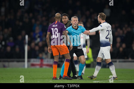 London, Großbritannien. 09 Apr, 2019. Fabian Delph von Man City ist zurück von einer Tonhöhe Invader während der UEFA Champions League 1 bein Übereinstimmung zwischen den Tottenham Hotspur und Manchester City an der Tottenham Hotspur Stadion, London, England am 9. April 2019. Foto von Andy Rowland. Credit: PRiME Media Images/Alamy leben Nachrichten Stockfoto