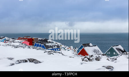 Inuit Dorf Häuser im Schnee am Fjord der Stadt Nuuk, Grönland Stockfoto