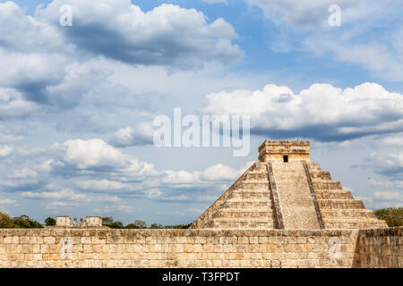 Tempel des Kukulcan oder das Schloss und Mauer im Vordergrund, das Zentrum der Chichen Itza maya archäologische Stätte, Yucatan, Mexiko 8. Stockfoto