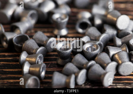Kleine Kugeln für ein Luftgewehr, closeup remote auf einem Holzboden Stockfoto