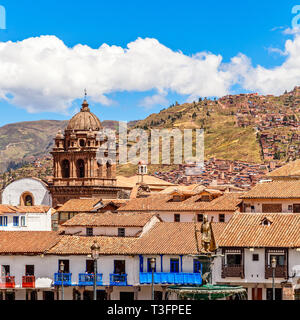 Orange Dächer der peruanischen Häuser mit Springbrunnen von Inka Kaiser Pachacuti und Basilika De La Merced an der Plaza de Armas, Cuzco, Peru Stockfoto