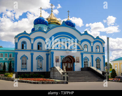 Zadonsk, Russland - 28. August 2018: Blick auf die Kirche der Geburt der Jungfrau, komplexe Zadonsky Bogoroditsk Kloster, Zadonsk Stockfoto