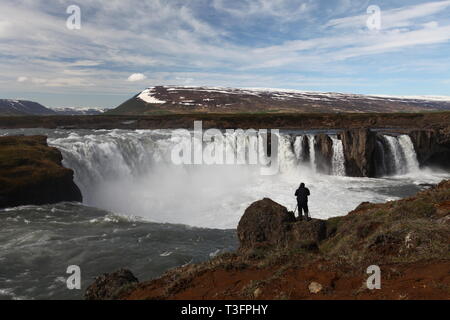 Godafoss Wasserfall mit Berg Islands Stockfoto