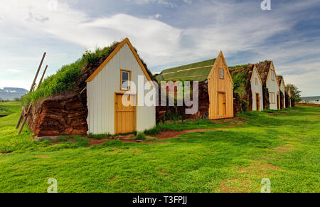 Alte traditionelle isländische Bauernhof mit bemoosten Dächern - Glaumber. Stockfoto