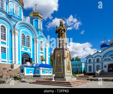 Zadonsk, Russland - 28. August 2018: Blick auf die Statue von tichon Zadonsky. Stockfoto