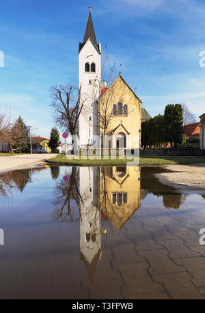 Kirche in der Slowakei Dorf Cifer mit Reflektion Stockfoto