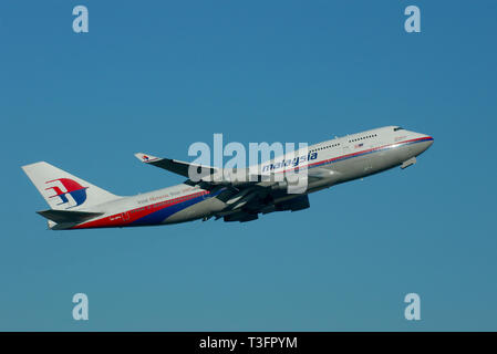 Malaysia Airlines Boeing 747 Jumbo Jet, Jet-Flugzeug 9 M-MPH, Start vom London Heathrow Airport, London, UK in blauem Himmel Stockfoto