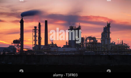 Erdölindustrie Silhouette, Petrechemical Anlage - Raffinerie Stockfoto