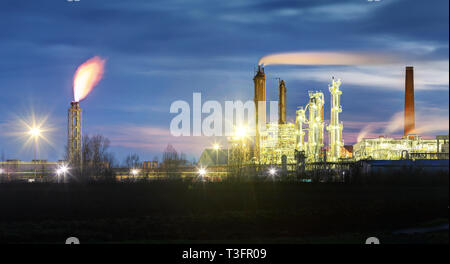 Ölraffinerie in der Nacht mit Rauch Stapel Stockfoto