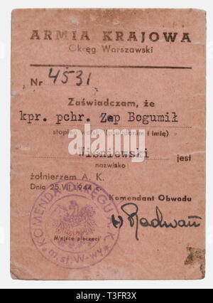 Fotos, Dokumente und Effekte aus der Warschauer Aufstand 1944 48"-Album, Dimension 20 x 30 cm, mit original Fotos, Ausweise, Dokumente, Zeitung, miniatur Medaillen und Abzeichen aus der Zeit des Warschauer Aufstandes 1944. Er beinhaltet unter anderem: Service Identity Card für die Armia Krajowa mit Radwan Signatur und einem Metall Abzeichen, 29 Fotografien von Warschau, einige gibt, die den Kampf, zwei Banknoten, einen Travel Pass, ein Arm band für die 'WP' (Wojsko Polskie = Polnische Armee), Personalausweis für verbündete Einheiten, Hec, No-Exclusive - | Editorial-Use - Nur Stockfoto