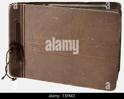Fotos, Dokumente und Effekte aus der Warschauer Aufstand 1944 48"-Album, Dimension 20 x 30 cm, mit original Fotos, Ausweise, Dokumente, Zeitung, miniatur Medaillen und Abzeichen aus der Zeit des Warschauer Aufstandes 1944. Er beinhaltet unter anderem: Service Identity Card für die Armia Krajowa mit Radwan Signatur und einem Metall Abzeichen, 29 Fotografien von Warschau, einige gibt, die den Kampf, zwei Banknoten, einen Travel Pass, ein Arm band für die 'WP' (Wojsko Polskie = Polnische Armee), Personalausweis für verbündete Einheiten, Hec, No-Exclusive - | Editorial-Use - Nur Stockfoto