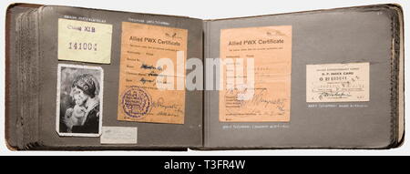 Fotos, Dokumente und Effekte aus der Warschauer Aufstand 1944 48"-Album, Dimension 20 x 30 cm, mit original Fotos, Ausweise, Dokumente, Zeitung, miniatur Medaillen und Abzeichen aus der Zeit des Warschauer Aufstandes 1944. Er beinhaltet unter anderem: Service Identity Card für die Armia Krajowa mit Radwan Signatur und einem Metall Abzeichen, 29 Fotografien von Warschau, einige gibt, die den Kampf, zwei Banknoten, einen Travel Pass, ein Arm band für die 'WP' (Wojsko Polskie = Polnische Armee), Personalausweis für verbündete Einheiten, Hec, No-Exclusive - | Editorial-Use - Nur Stockfoto