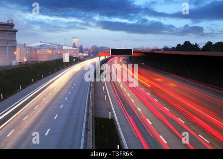 Traffic bei dramatischen Sonnenuntergang Zeit - leichte Wanderwege auf der Autobahn Autobahn bei Nacht, Langzeitbelichtung Abstract im städtischen Hintergrund Stockfoto