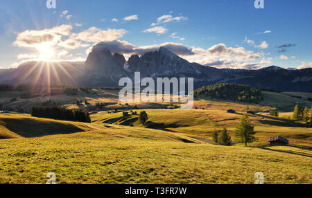 Die schöne Landschaft von der Seiser Alm, Italien im Sommer sonnenaufgang Licht mit kleinen Holzhütte in den Bergen der Dolomiten Stockfoto