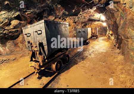 Bergbau Warenkorb in Silber, Gold, Kupfer Stockfoto
