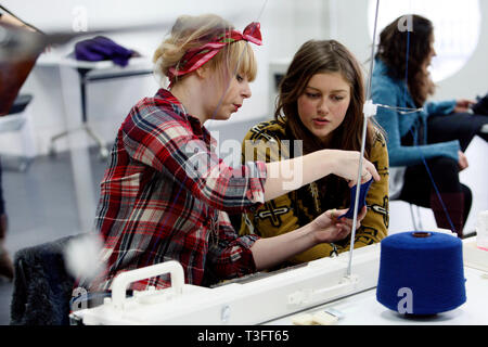 Studenten, die für ein BA Hons in Mode Textilien in einem knitting Workshop. Spezialist Hochschulbildung Ravensbourne College, London. 06.12.2010. Stockfoto