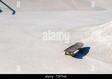 Professionelle skateboard Festlegung auf konkrete Riff in Skate Park. Praxis Freestyle, urban Extreme sportliche Aktivität für Jugend, Bleiben aus Mühe Stockfoto