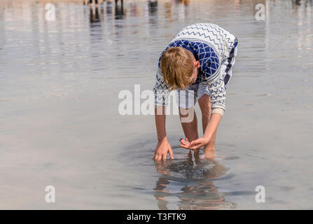 Ankara/Türkei - April 06, 2019: Junge nimmt Salz Kristall unter Wasser in Salt Lake (Türkisch: Tuz Golu) Stockfoto