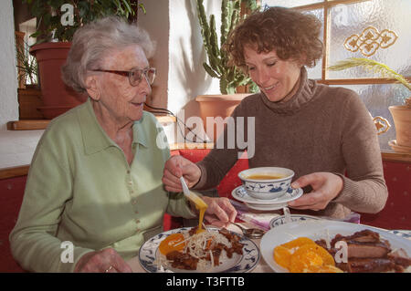 Ältere Frau und Tochter Essen im Restaurant Stockfoto